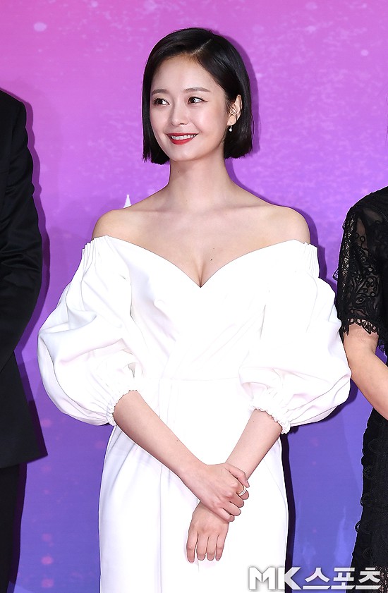 Thảm đỏ SBS Entertainment Awards: Song Ji Hyo bị mỹ nhân Running Man sexy lấn át, Lee Seung Gi bảnh bao bên dàn sao - Ảnh 3.