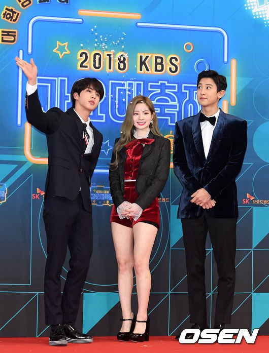 Khoảnh khắc hot nhất KBS Song Festival: Chanyeol chăm sóc Jin cực ngọt, biến luôn mỹ nhân TWICE thành nữ phụ - Ảnh 2.