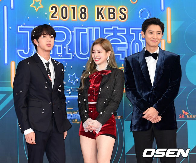 Khoảnh khắc hot nhất KBS Song Festival: Chanyeol chăm sóc Jin cực ngọt, biến luôn mỹ nhân TWICE thành nữ phụ - Ảnh 1.