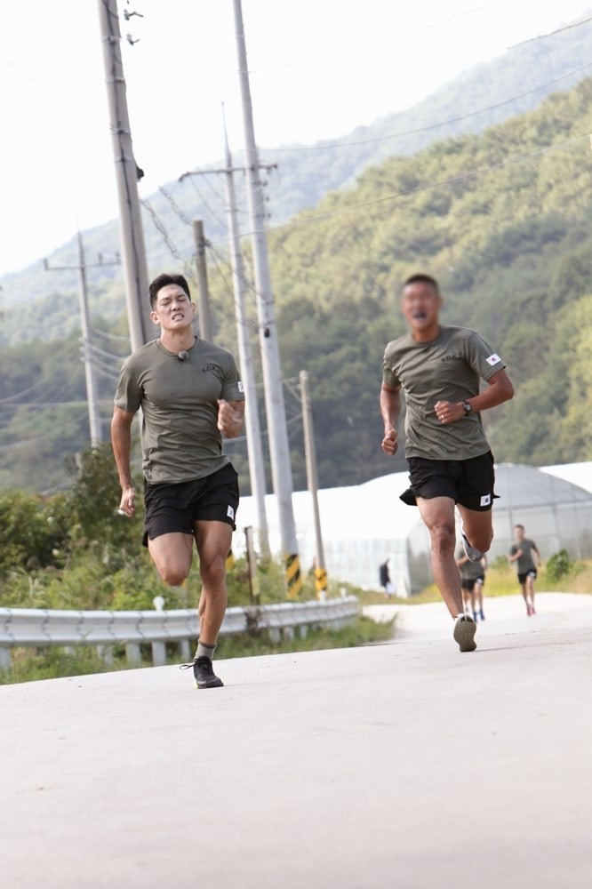 Show thực tế về quân ngũ gây chú ý với hình ảnh nam Idol chạy bộ đến mức kiệt sức phải quỳ dưới đất - Ảnh 5. Show thực tế về quân ngũ gây chú ý với hình ảnh nam Idol chạy bộ đến mức kiệt sức phải quỳ dưới đất - Ảnh 5.