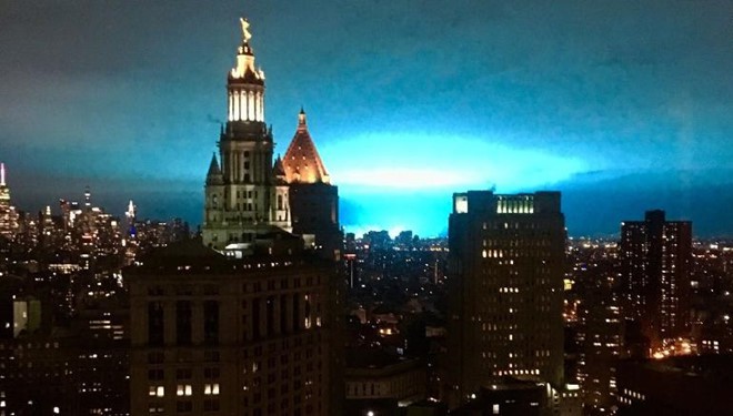 Vầng sáng xanh dương xuất hiện giữa bầu trời New York, dân tình hoảng sợ tưởng người ngoài hành tinh đổ bộ - Ảnh 2.