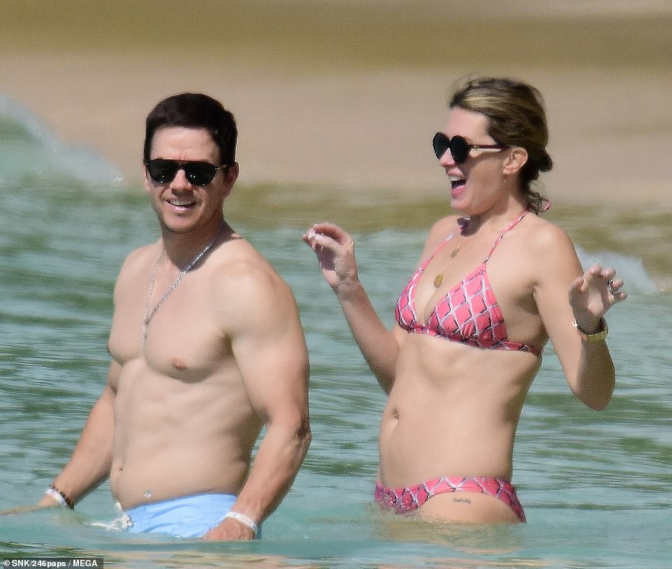 Cổ tích tình yêu giản dị giữa showbiz: 17 năm bên nhau, tài tử Transformers vẫn luôn nắm chặt tay vợ như mới yêu - Ảnh 3. Cổ tích tình yêu giản dị giữa showbiz: 17 năm bên nhau, tài tử Transformers vẫn luôn nắm chặt tay vợ như mới yêu - Ảnh 3.