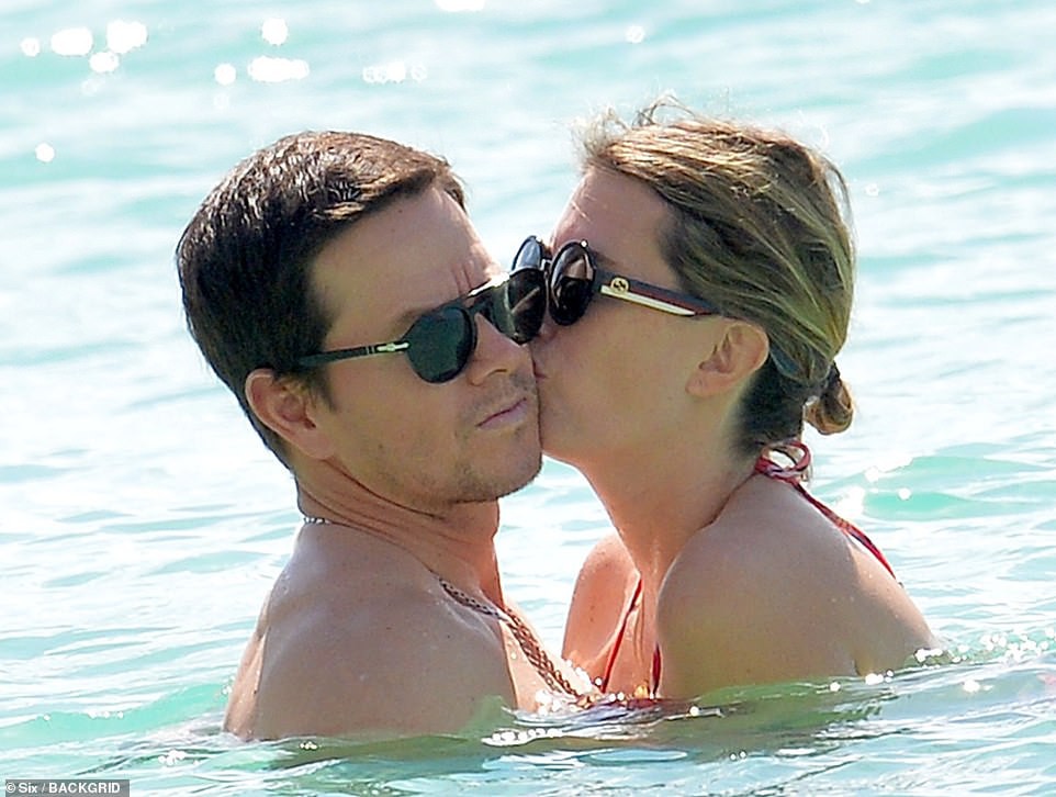 Cổ tích tình yêu giản dị giữa showbiz: 17 năm bên nhau, tài tử Transformers vẫn luôn nắm chặt tay vợ như mới yêu - Ảnh 5. Cổ tích tình yêu giản dị giữa showbiz: 17 năm bên nhau, tài tử Transformers vẫn luôn nắm chặt tay vợ như mới yêu - Ảnh 5.