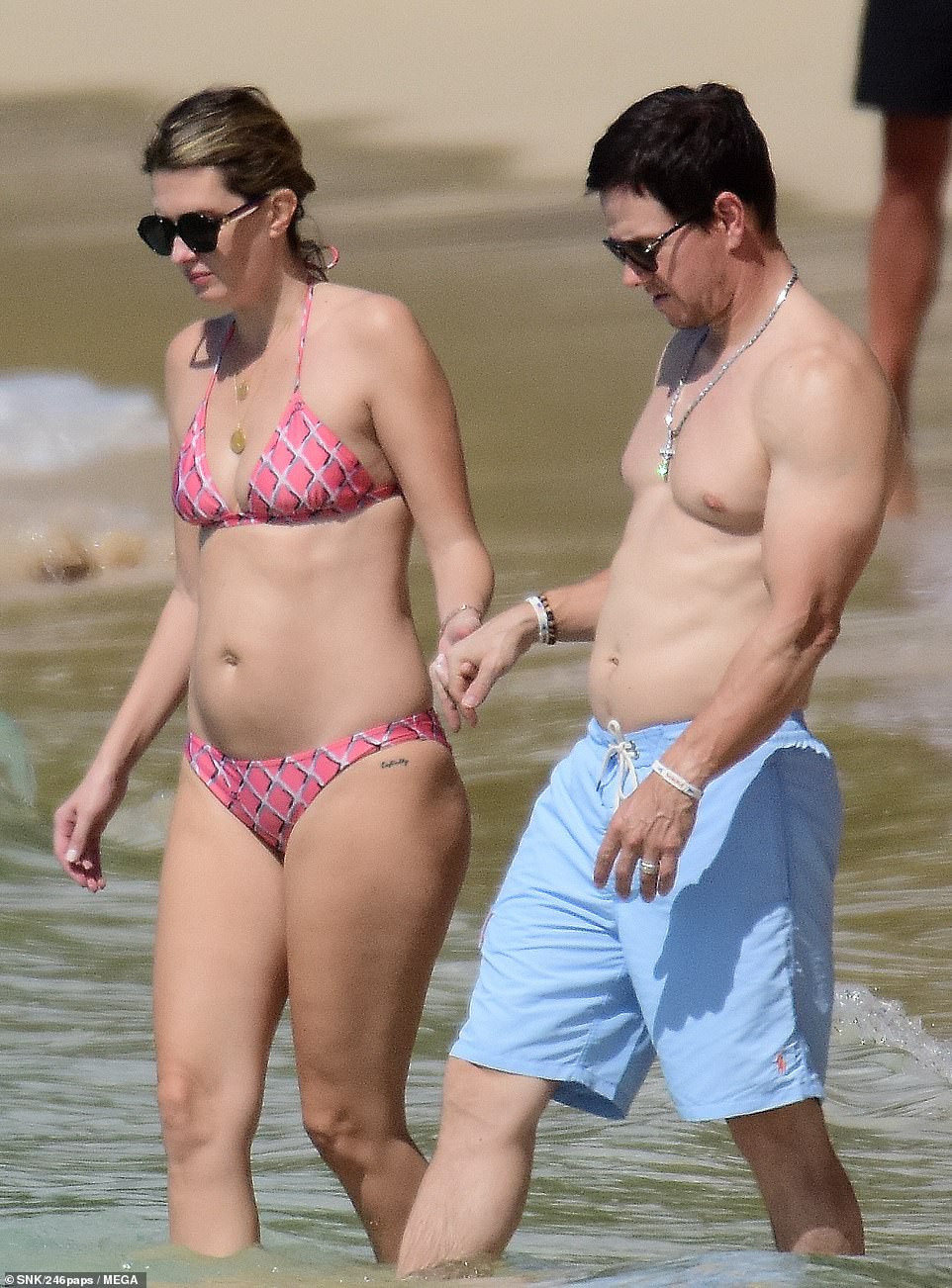 Cổ tích tình yêu giản dị giữa showbiz: 17 năm bên nhau, tài tử Transformers vẫn luôn nắm chặt tay vợ như mới yêu - Ảnh 2. Cổ tích tình yêu giản dị giữa showbiz: 17 năm bên nhau, tài tử Transformers vẫn luôn nắm chặt tay vợ như mới yêu - Ảnh 2.