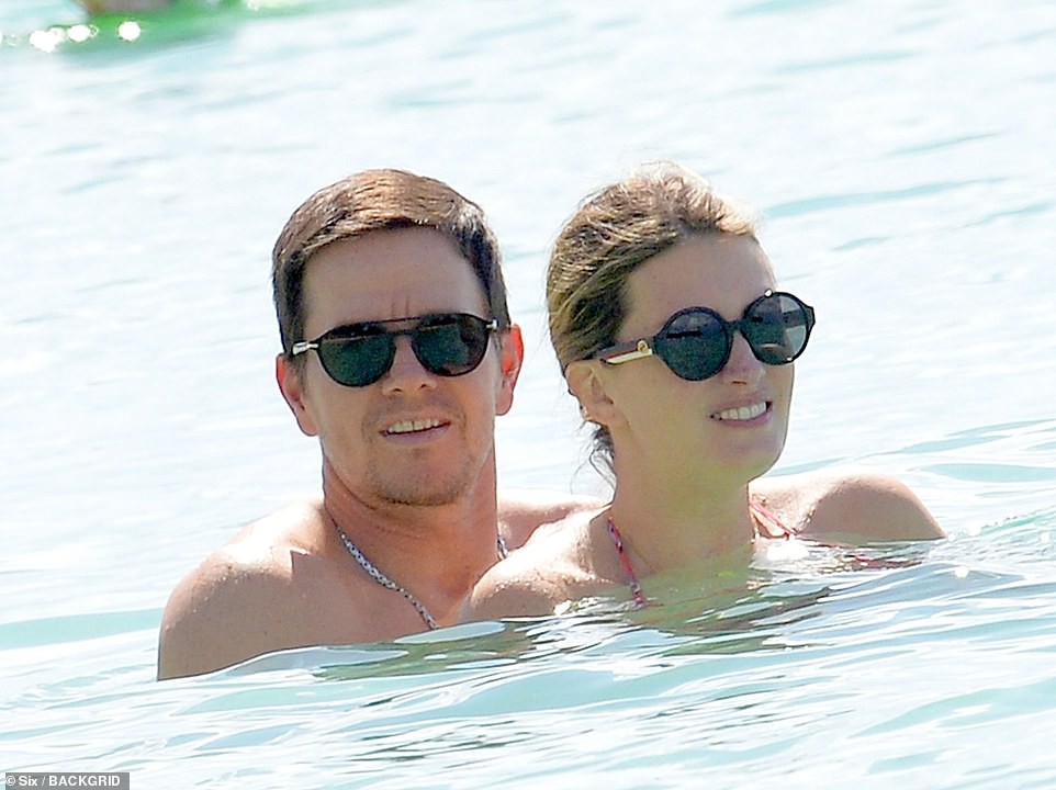 Cổ tích tình yêu giản dị giữa showbiz: 17 năm bên nhau, tài tử Transformers vẫn luôn nắm chặt tay vợ như mới yêu - Ảnh 7. Cổ tích tình yêu giản dị giữa showbiz: 17 năm bên nhau, tài tử Transformers vẫn luôn nắm chặt tay vợ như mới yêu - Ảnh 7.