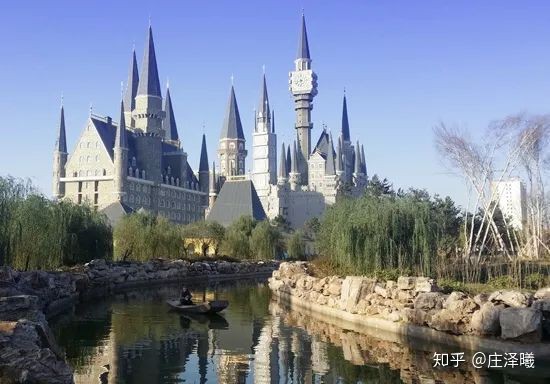 Choáng ngợp trước ngôi trường 8000 tỷ có kiến trúc như trường phù thuỷ Hogwarts bước ra ngoài đời thực - Ảnh 2.