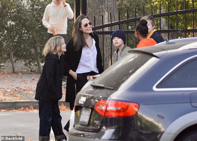 Con gái tomboy của Angelina Jolie nổi bật giữa các chị em với đôi chân dài trông như siêu mẫu tương lai - Ảnh 4.