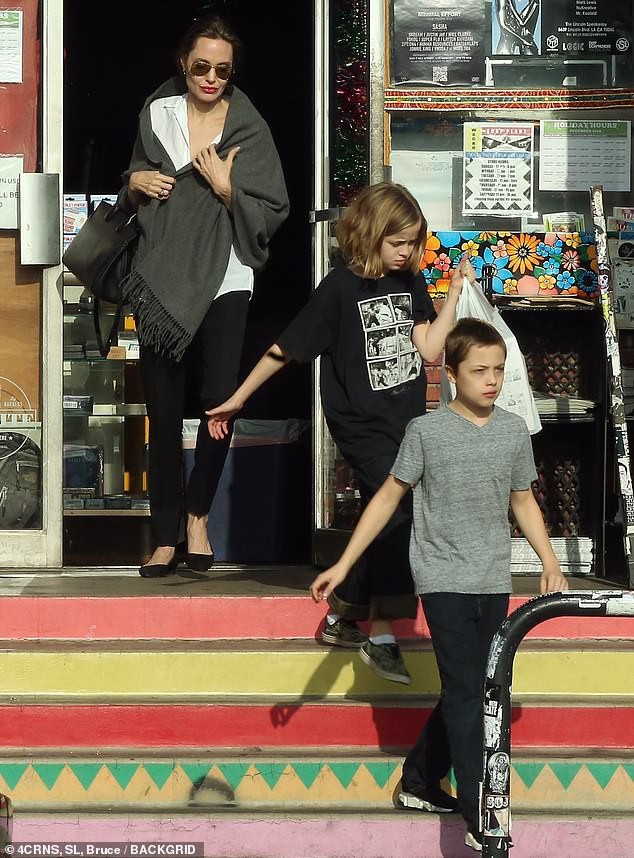 Con gái tomboy của Angelina Jolie nổi bật giữa các chị em với đôi chân dài trông như siêu mẫu tương lai - Ảnh 6.
