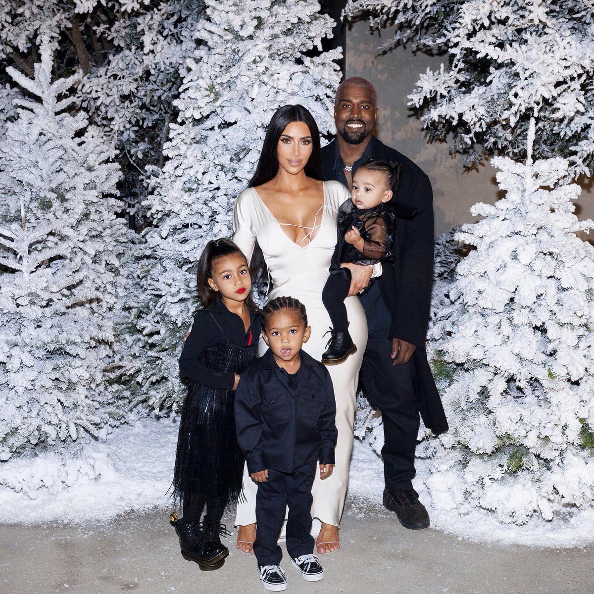 Thần thái rich kid đầy kiêu kỳ, con gái 5 tuổi của Kim Kardashian đẹp lấn át cả mẹ trong loạt ảnh Giáng Sinh - Ảnh 2. Thần thái rich kid đầy kiêu kỳ, con gái 5 tuổi của Kim Kardashian đẹp lấn át cả mẹ trong loạt ảnh Giáng Sinh - Ảnh 2.