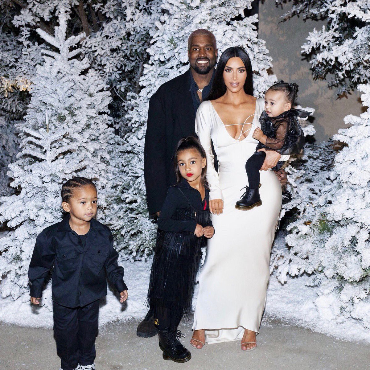 Thần thái rich kid đầy kiêu kỳ, con gái 5 tuổi của Kim Kardashian đẹp lấn át cả mẹ trong loạt ảnh Giáng Sinh - Ảnh 3. Thần thái rich kid đầy kiêu kỳ, con gái 5 tuổi của Kim Kardashian đẹp lấn át cả mẹ trong loạt ảnh Giáng Sinh - Ảnh 3.