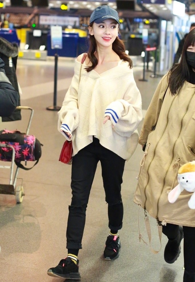 Diện hẳn set đồ hơn 130 triệu ra sân bay nhưng Ngô Cẩn Ngôn vẫn bị chê bai chỉ vì item này - Ảnh 5. Diện hẳn set đồ hơn 130 triệu ra sân bay nhưng Ngô Cẩn Ngôn vẫn bị chê bai chỉ vì item này - Ảnh 5.