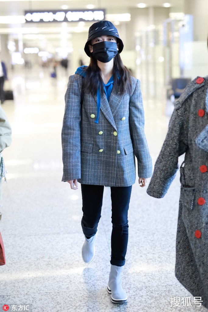 Diện hẳn set đồ hơn 130 triệu ra sân bay nhưng Ngô Cẩn Ngôn vẫn bị chê bai chỉ vì item này - Ảnh 7. Diện hẳn set đồ hơn 130 triệu ra sân bay nhưng Ngô Cẩn Ngôn vẫn bị chê bai chỉ vì item này - Ảnh 7.