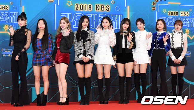 150 idol đổ bộ thảm đỏ KBS Song Festival: Red Velvet và dàn mỹ nhân mặc thảm họa, TWICE, BTS đơn giản mà đẹp - Ảnh 11.