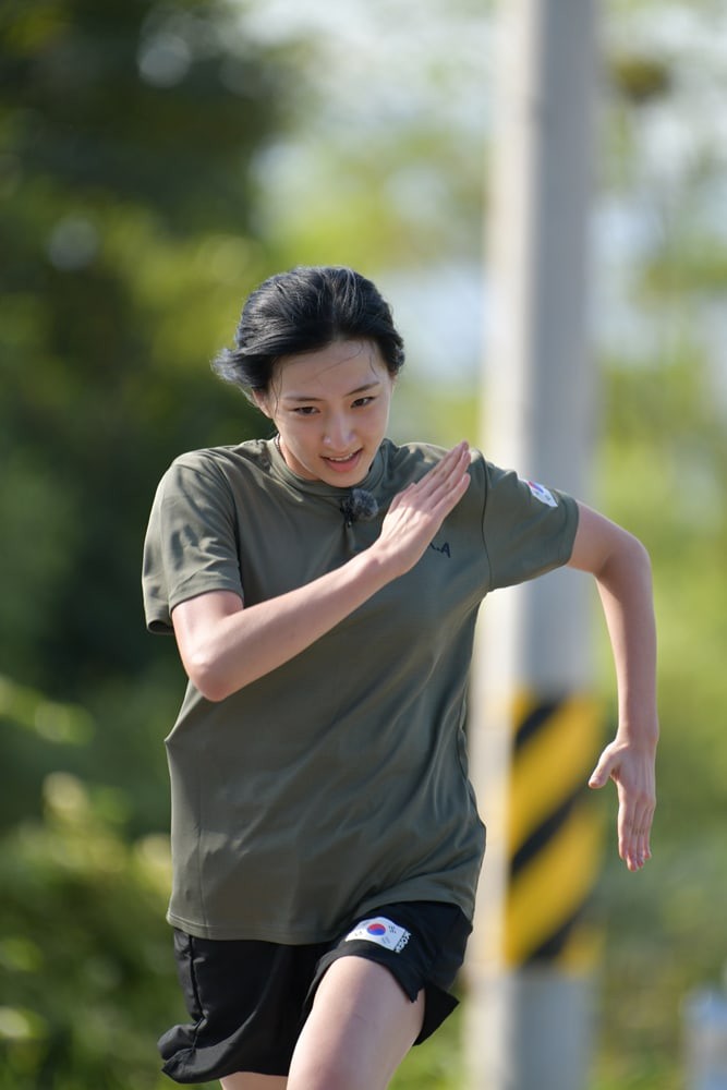 Show thực tế về quân ngũ gây chú ý với hình ảnh nam Idol chạy bộ đến mức kiệt sức phải quỳ dưới đất - Ảnh 6. Show thực tế về quân ngũ gây chú ý với hình ảnh nam Idol chạy bộ đến mức kiệt sức phải quỳ dưới đất - Ảnh 6.