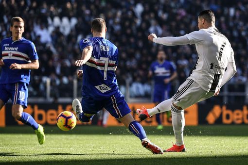 Ronaldo ghi 2 bàn, Juventus hú hồn thoát trận hòa nhưng tất cả đều lu mờ trước drama - Ảnh 2.