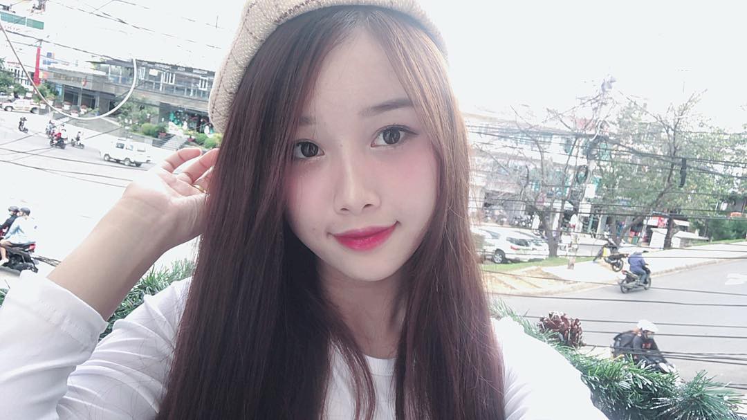 Nhặt được hộp socola ở vỉa hè, bạn gái Văn Toàn quyết định... ăn luôn! - Ảnh 1. Nhặt được hộp socola ở vỉa hè, bạn gái Văn Toàn quyết định... ăn luôn! - Ảnh 1.