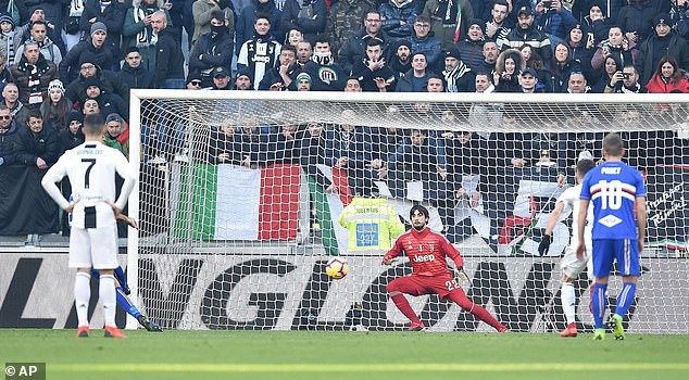 Ronaldo ghi 2 bàn, Juventus hú hồn thoát trận hòa nhưng tất cả đều lu mờ trước drama - Ảnh 4.