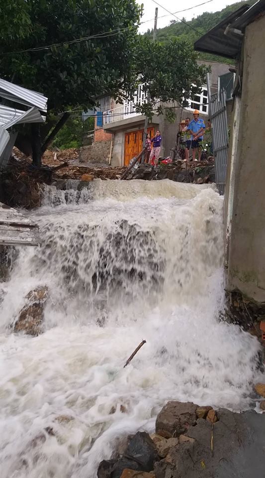 Mưa lớn, TP Nha Trang ngập mênh mông nước - Ảnh 2.