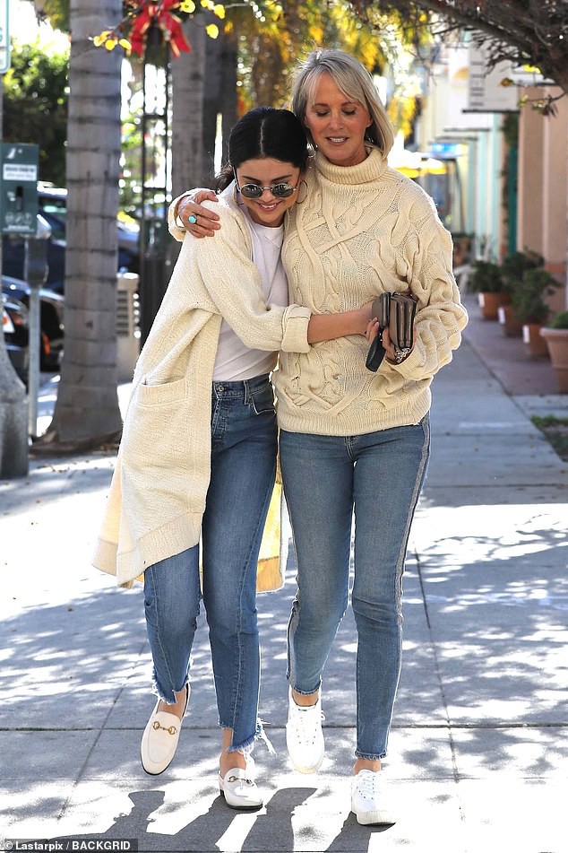 Selena Gomez xuất hiện rạng rỡ v&agrave; c&ograve;n c&oacute; một h&agrave;nh động đẹp d&agrave;nh cho người v&ocirc; gia cư l&agrave;m fan ấm l&ograve;ng - Ảnh 5.