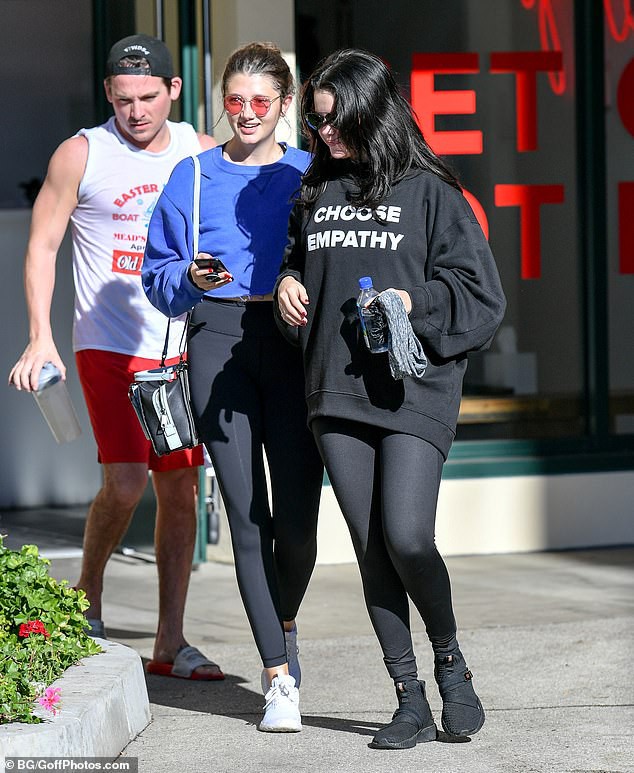 Selena Gomez xuất hiện rạng rỡ v&agrave; c&ograve;n c&oacute; một h&agrave;nh động đẹp d&agrave;nh cho người v&ocirc; gia cư l&agrave;m fan ấm l&ograve;ng - Ảnh 2.