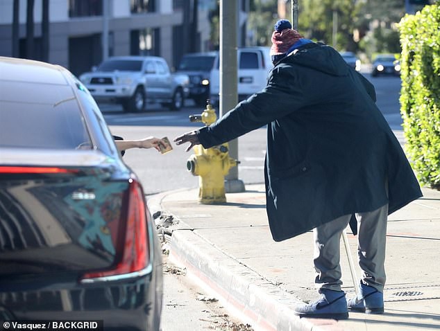 Selena Gomez xuất hiện rạng rỡ v&agrave; c&ograve;n c&oacute; một h&agrave;nh động đẹp d&agrave;nh cho người v&ocirc; gia cư l&agrave;m fan ấm l&ograve;ng - Ảnh 1.