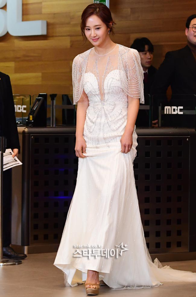 Thảm đỏ MBC Entertainment Awards: Kim So Hyun đẹp đỉnh cao, đánh bật cả Yuri và dàn mỹ nhân khoe body xôi thịt - Ảnh 6.