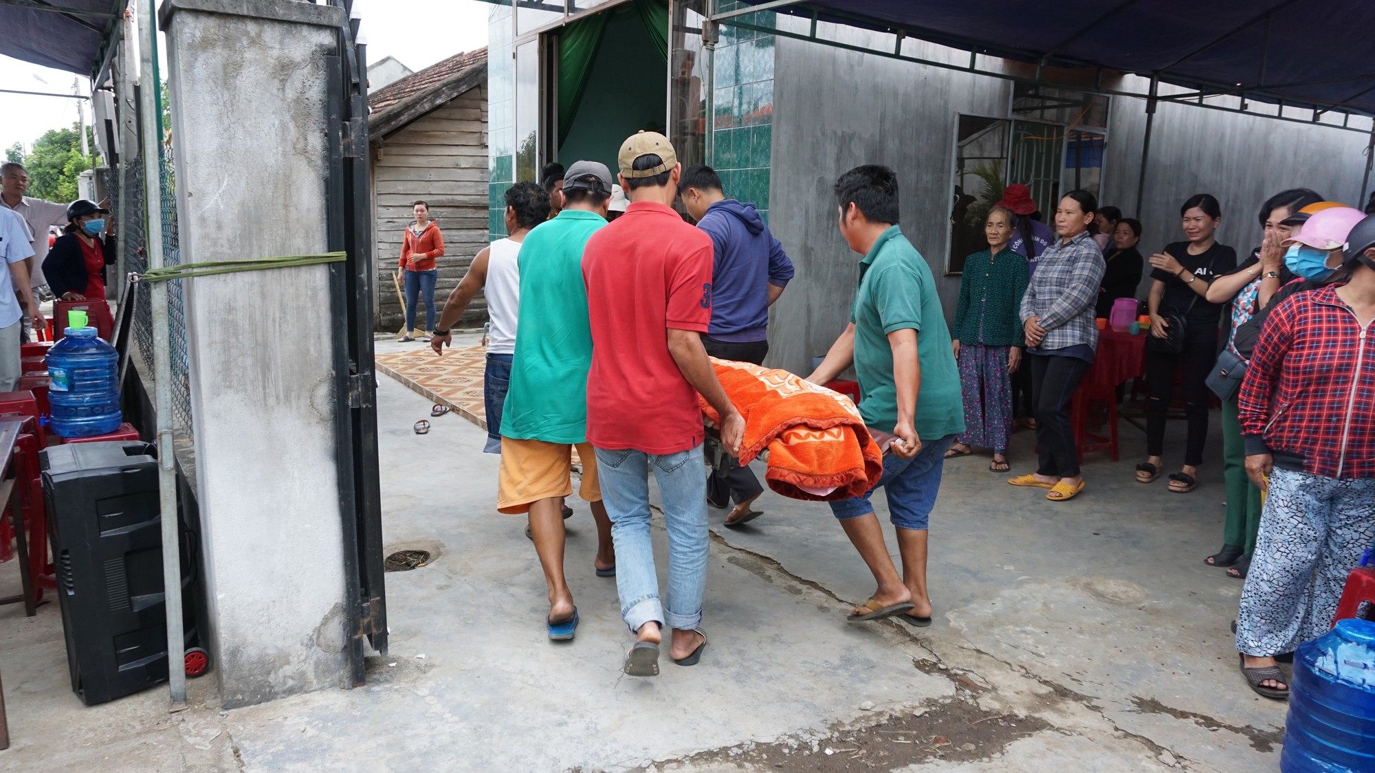 Người cha đau đớn kể lại giây phút con gái bị Phó Ban Chỉ huy quân sự phường bắn chết - Ảnh 4. Người cha đau đớn kể lại giây phút con gái bị Phó Ban Chỉ huy quân sự phường bắn chết - Ảnh 4.