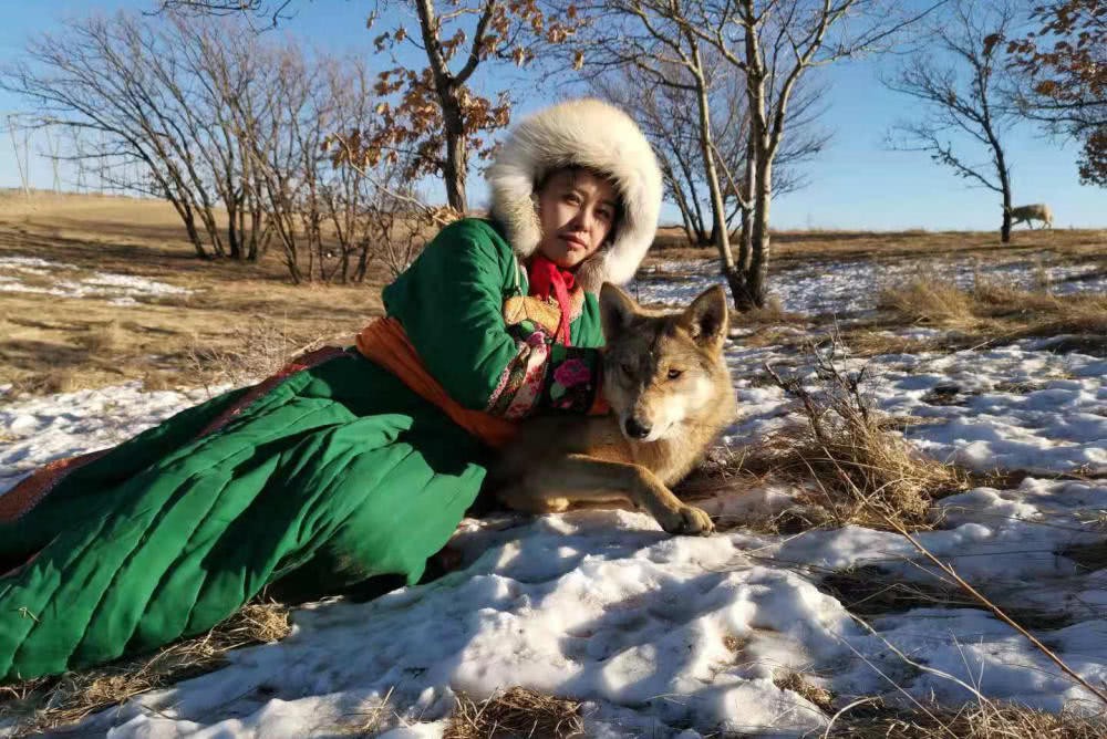 Cô gái Mông Cổ với dàn pet độc 8 con sói, 3 bạn trai đều đòi chia tay vì sợ cãi nàng sẽ bị ăn thịt - Ảnh 6.
