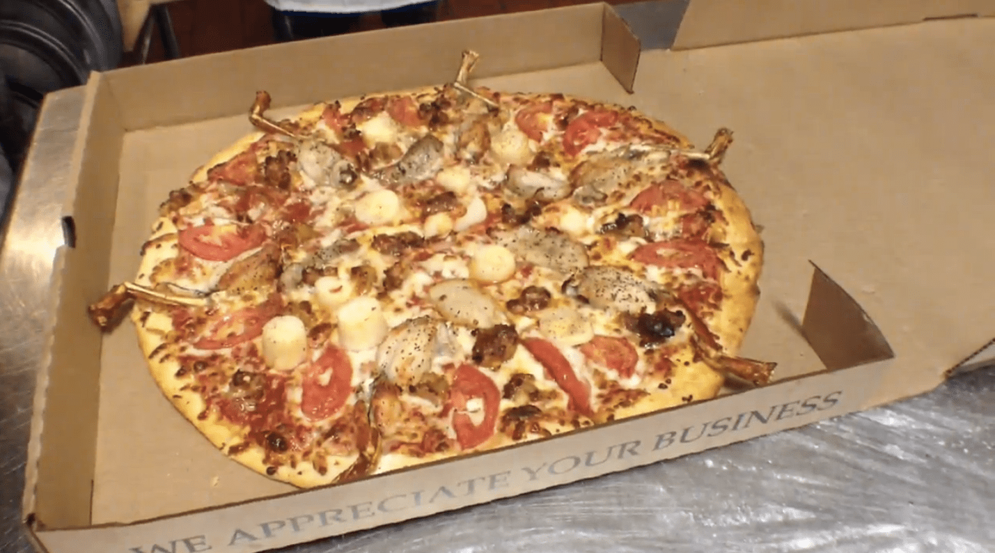 Sững sờ với những chiếc pizza kì dị nhất trên thế giới, có cả loại nhân... ve sầu và chuột lang - Ảnh 5. Sững sờ với những chiếc pizza kì dị nhất trên thế giới, có cả loại nhân... ve sầu và chuột lang - Ảnh 5.