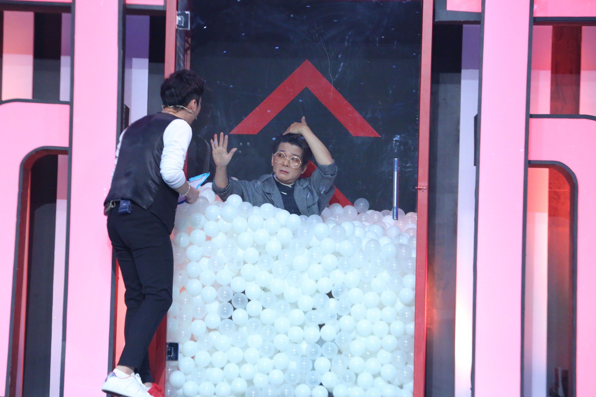 Vũ Hà gặp tai nạn rách da đầu, chảy máu khi quay gameshow - Ảnh 3. Vũ Hà gặp tai nạn rách da đầu, chảy máu khi quay gameshow - Ảnh 3.