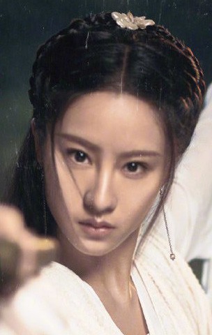 Nhan sắc thật sự của Tiểu Long Nữ mũi to bị photoshop thảm hoạ tr&ecirc;n poster T&acirc;n Thần Đi&ecirc;u Đại Hiệp 2018 - Ảnh 2.