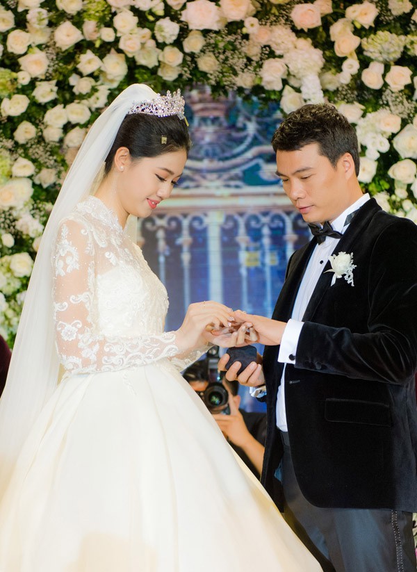 Đám cưới Á hậu Thanh Tú: Loạt khoảnh khắc hạnh phúc thay tuyên ngôn tình yêu của cặp đôi hơn kém 16 tuổi - Ảnh 3.