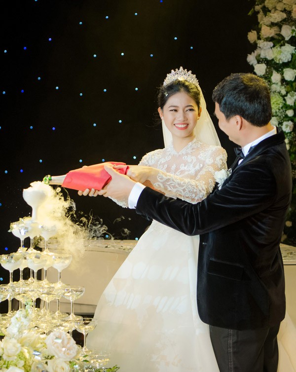 Đám cưới Á hậu Thanh Tú: Loạt khoảnh khắc hạnh phúc thay tuyên ngôn tình yêu của cặp đôi hơn kém 16 tuổi - Ảnh 4.
