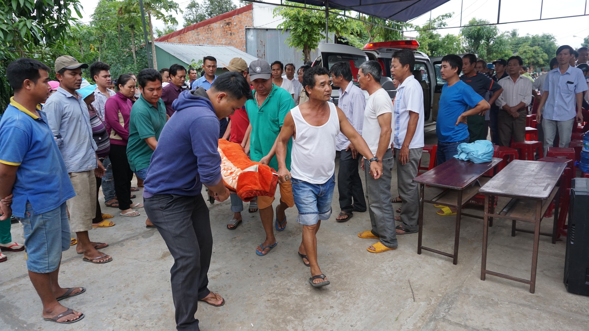 Người cha đau đớn kể lại giây phút con gái bị Phó Ban Chỉ huy quân sự phường bắn chết - Ảnh 1. Người cha đau đớn kể lại giây phút con gái bị Phó Ban Chỉ huy quân sự phường bắn chết - Ảnh 1.