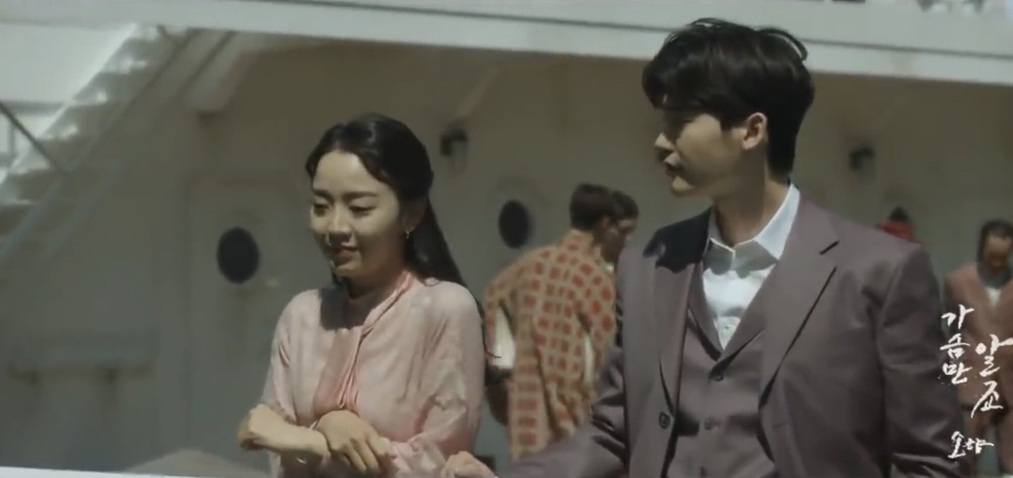 “Hymn of Death” của Lee Jong Suk: Dự cảm chia ly từ phút đầu gặp gỡ - Ảnh 8. “Hymn of Death” của Lee Jong Suk: Dự cảm chia ly từ phút đầu gặp gỡ - Ảnh 8.