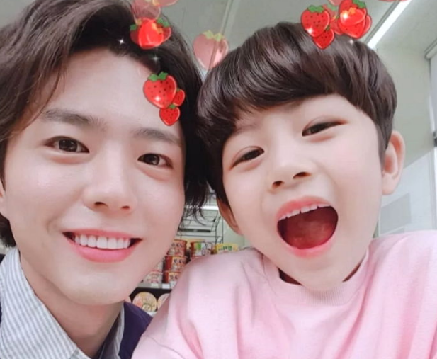 Không chỉ dịu dàng trên phim, Park Bo Gum còn là anh chú cực thân thiện ở hậu trường Encounter - Ảnh 3.