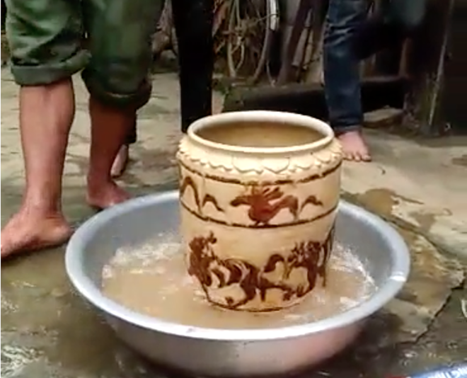 Vợ chồng ngh&egrave;o đ&agrave;o được b&igrave;nh cổ c&oacute; h&igrave;nh hổ vờn nhau, b&aacute;n 400 triệu đồng ở Nghệ An - Ảnh 2.