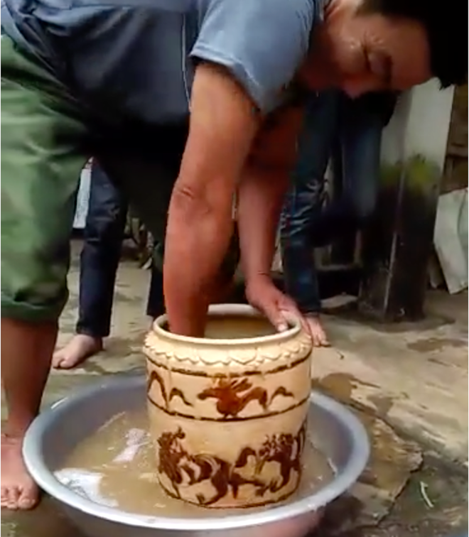 Vợ chồng ngh&egrave;o đ&agrave;o được b&igrave;nh cổ c&oacute; h&igrave;nh hổ vờn nhau, b&aacute;n 400 triệu đồng ở Nghệ An - Ảnh 3.