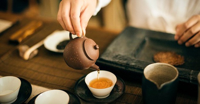 6 thứ lành mạnh nhất mà bạn nên thêm vào ly trà uống hàng ngày - Ảnh 1.