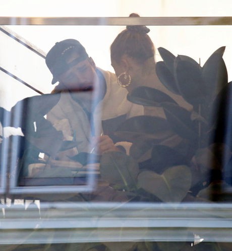 Vợ chồng Hailey và Justin Bieber tranh cãi giữa quán cà phê vì một lý do liên quan đến Selena Gomez - Ảnh 3.
