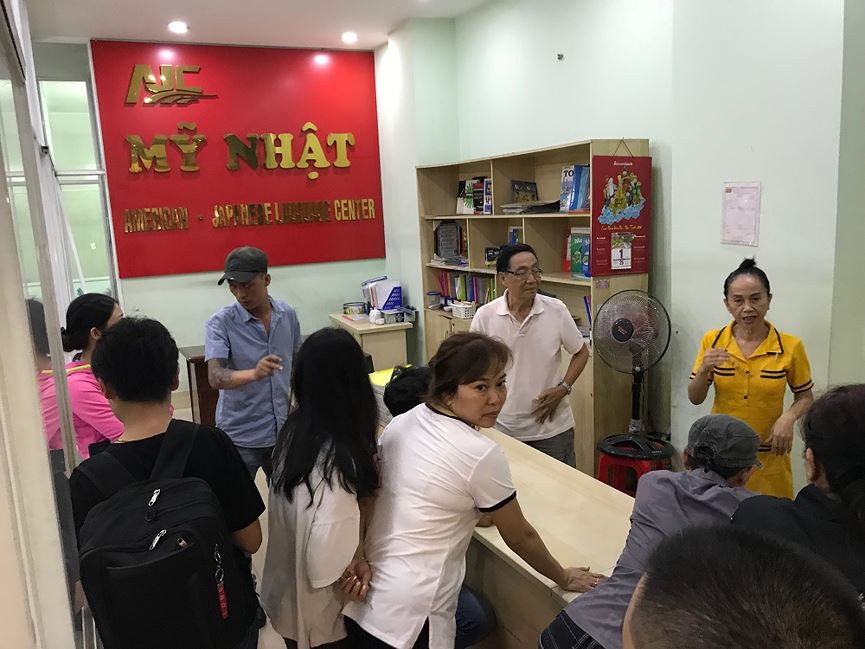 Trung tâm ngoại ngữ ở Sài Gòn bị tố “lừa đảo” - Ảnh 1.