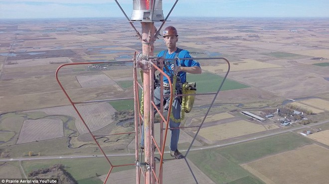 Cứ nửa năm, anh chàng này lại trèo lên tòa tháp cao 457m để thay bóng đèn và kiếm được nửa tỷ - Ảnh 2.
