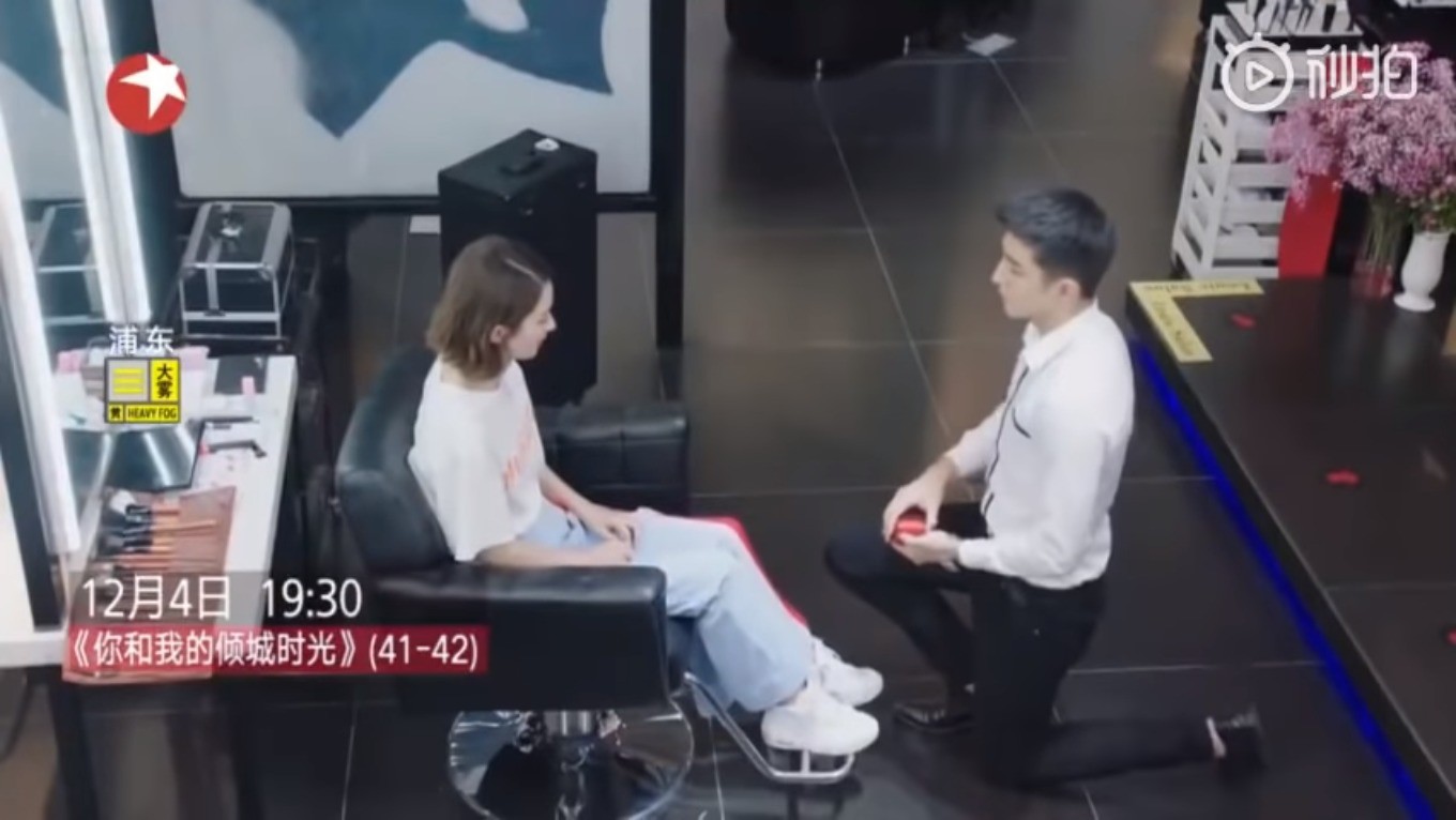Ngầu bá đạo như chàng tổng tài “Thời Gian Tươi Đẹp: Cầu hôn bằng trực thăng, xe tăng và tàu ngầm! - Ảnh 6. Ngầu bá đạo như chàng tổng tài “Thời Gian Tươi Đẹp: Cầu hôn bằng trực thăng, xe tăng và tàu ngầm! - Ảnh 6.