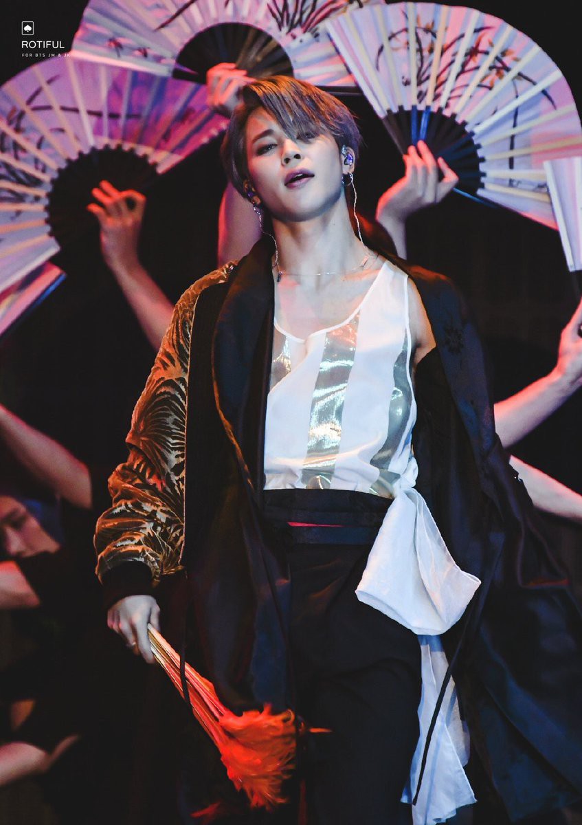 Lịch sử lặp lại: Jimin (BTS) “gây bão” toàn cầu, lọt top xu hướng với vũ điệu sử thi tại MMA 2018 - Ảnh 12. Lịch sử lặp lại: Jimin (BTS) “gây bão” toàn cầu, lọt top xu hướng với vũ điệu sử thi tại MMA 2018 - Ảnh 12.