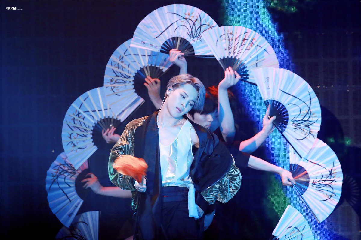 Lịch sử lặp lại: Jimin (BTS) “gây bão” toàn cầu, lọt top xu hướng với vũ điệu sử thi tại MMA 2018 - Ảnh 5. Lịch sử lặp lại: Jimin (BTS) “gây bão” toàn cầu, lọt top xu hướng với vũ điệu sử thi tại MMA 2018 - Ảnh 5.