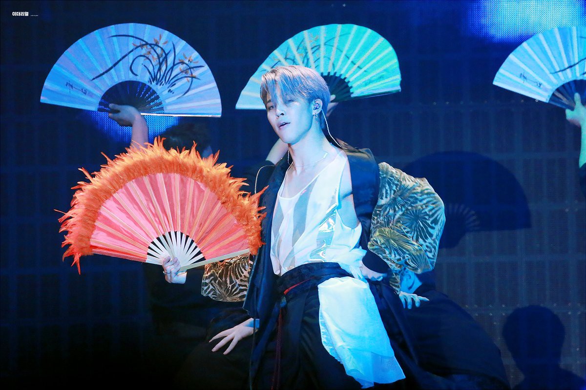 Lịch sử lặp lại: Jimin (BTS) “gây bão” toàn cầu, lọt top xu hướng với vũ điệu sử thi tại MMA 2018 - Ảnh 6. Lịch sử lặp lại: Jimin (BTS) “gây bão” toàn cầu, lọt top xu hướng với vũ điệu sử thi tại MMA 2018 - Ảnh 6.