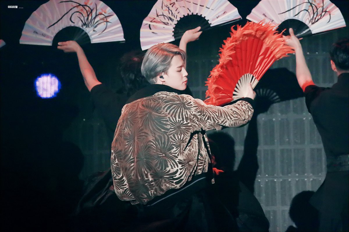 Lịch sử lặp lại: Jimin (BTS) “gây bão” toàn cầu, lọt top xu hướng với vũ điệu sử thi tại MMA 2018 - Ảnh 7. Lịch sử lặp lại: Jimin (BTS) “gây bão” toàn cầu, lọt top xu hướng với vũ điệu sử thi tại MMA 2018 - Ảnh 7.