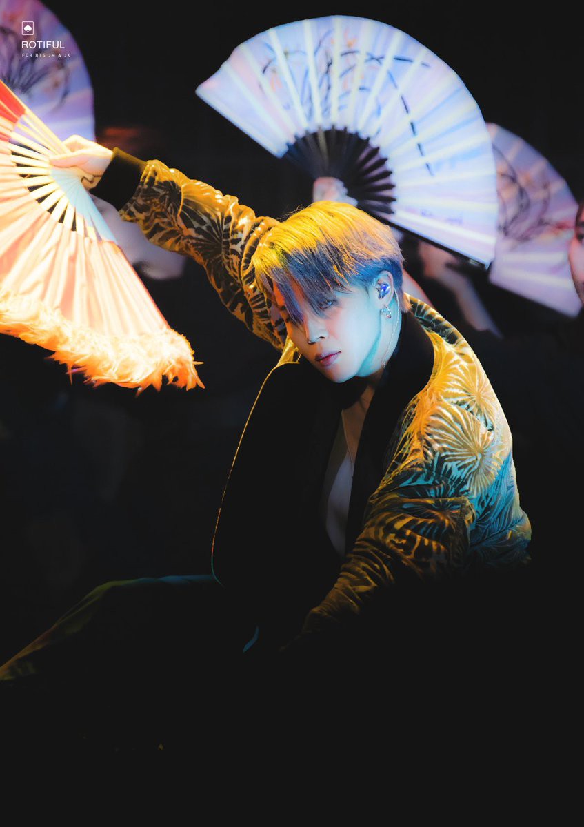 Lịch sử lặp lại: Jimin (BTS) “gây bão” toàn cầu, lọt top xu hướng với vũ điệu sử thi tại MMA 2018 - Ảnh 8. Lịch sử lặp lại: Jimin (BTS) “gây bão” toàn cầu, lọt top xu hướng với vũ điệu sử thi tại MMA 2018 - Ảnh 8.