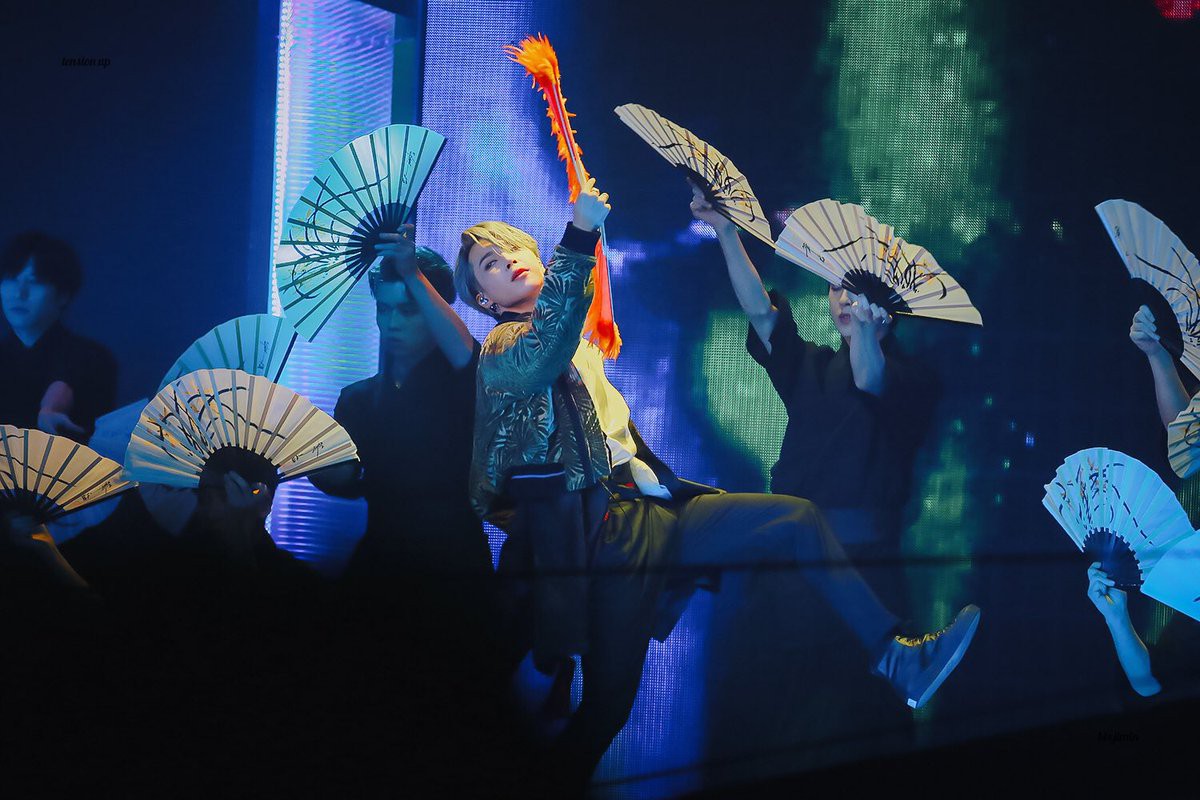 Lịch sử lặp lại: Jimin (BTS) “gây bão” toàn cầu, lọt top xu hướng với vũ điệu sử thi tại MMA 2018 - Ảnh 9. Lịch sử lặp lại: Jimin (BTS) “gây bão” toàn cầu, lọt top xu hướng với vũ điệu sử thi tại MMA 2018 - Ảnh 9.