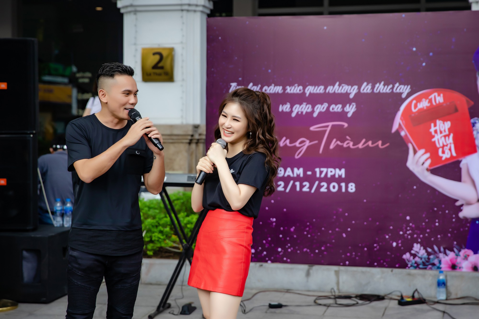 Hương Tràm rạng rỡ, lần đầu song ca cùng tác giả hit Duyên mình lỡ tại phố đi bộ Hà Nội - Ảnh 2.